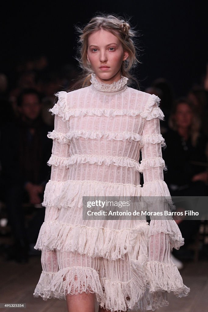 Alexander McQueen : Runway - Paris Fashion Week Womenswear Spring/Summer 2016