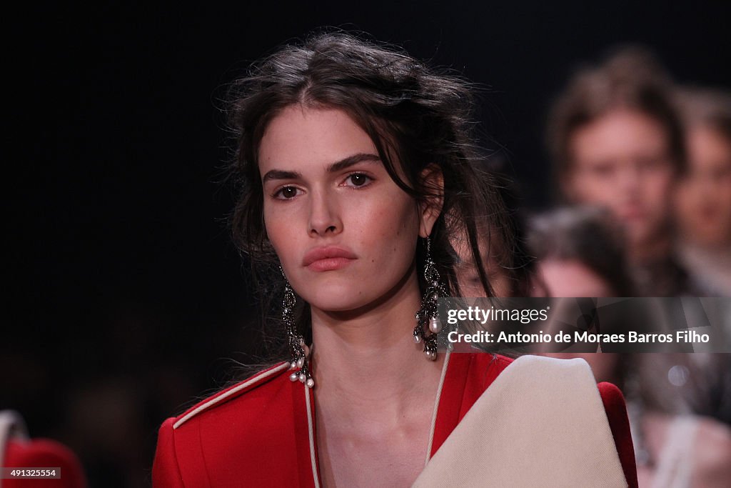 Alexander McQueen : Runway - Paris Fashion Week Womenswear Spring/Summer 2016