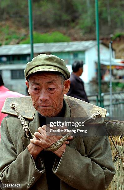 An old Lisu man carrying a bamboo basket on his way to the bazaar. The Lisu Autonomous Prefecture of Nujiang, located in the northwest of Yunnan...