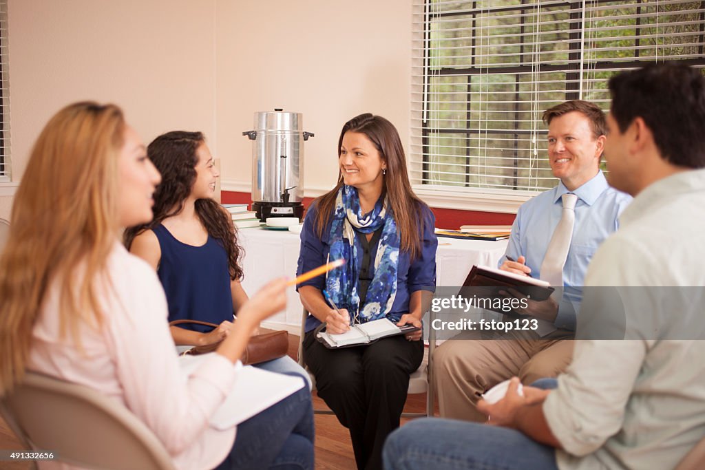 Grupo multiétnico de gente en una sesión de asesoramiento de especialistas.
