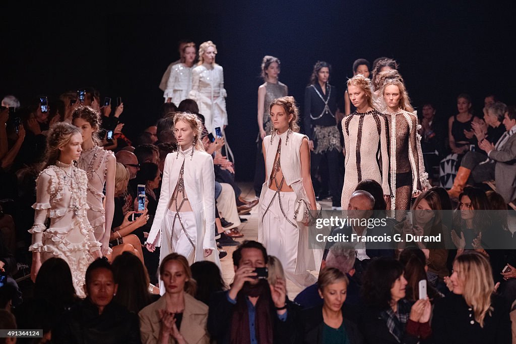 Alexander McQueen : Runway - Paris Fashion Week Womenswear Spring/Summer 2016