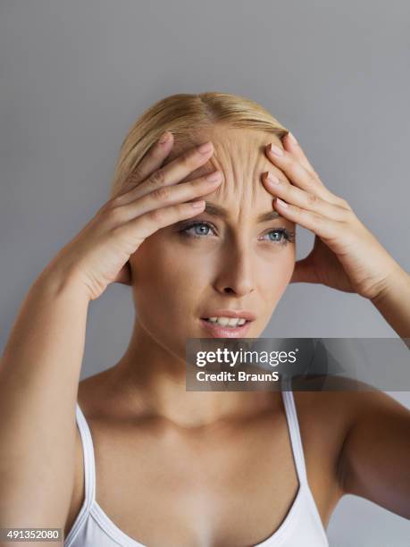 oh nein, ich habe hier falten! - stirn stock-fotos und bilder