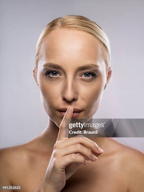 shhhh, don't tell anyone! - shhhh stockfoto's en -beelden