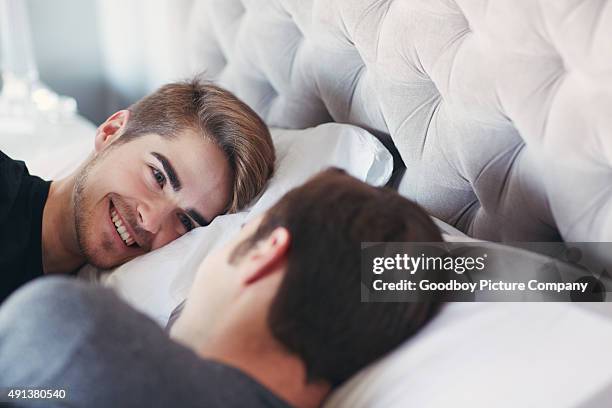 non attraversare la mia mente, non vivere di essa - gay couple sleeping in bed foto e immagini stock