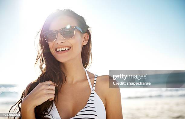 kein ort wie faszinierend wie der strand - frau mit sonnenbrille stock-fotos und bilder