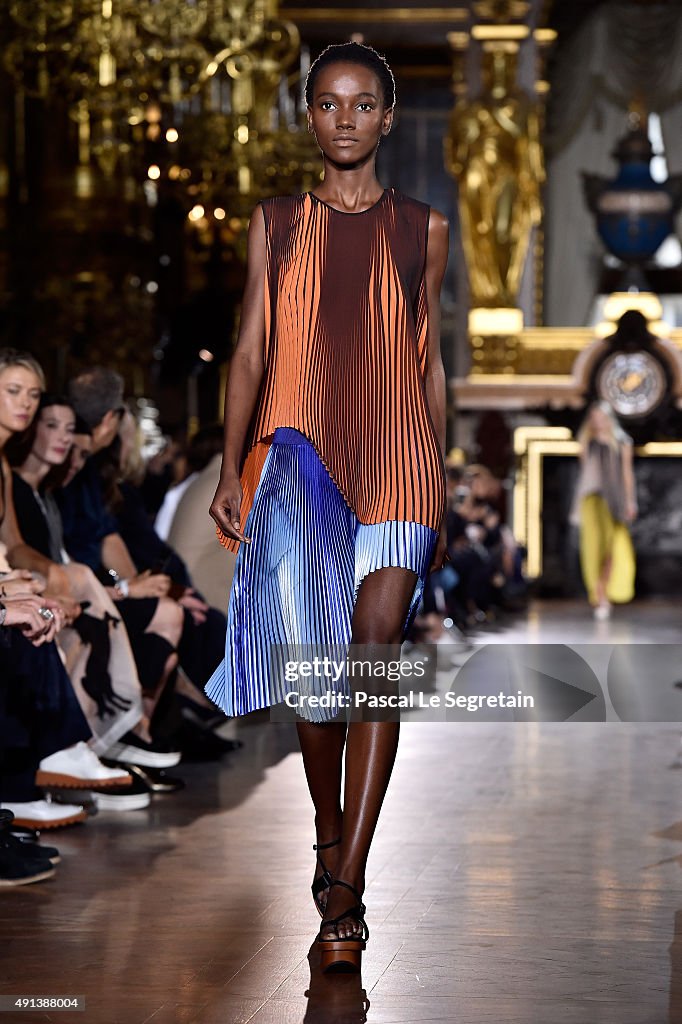 Stella McCartney : Runway - Paris Fashion Week Womenswear Spring/Summer 2016