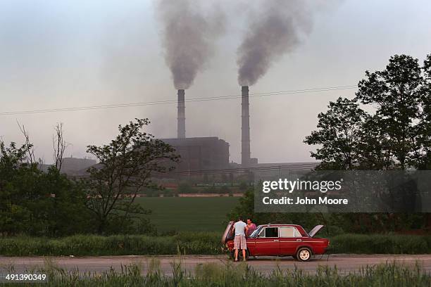 Motorists try to repair their Russian Lada on the highway near a steel production plant on May 16, 2014 in Mariupol, Ukraine. Steelworkers from the...