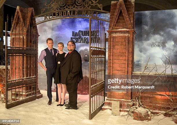 Tom Hiddleston, Mia Wasikowska, and director Guillermo del Toro pose during a photocall for their latest film 'La Cumbre Escarlata' on October 5,...