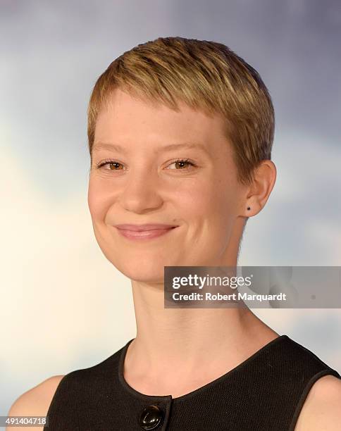 Actress Mia Wasikowska poses during a photocall for her latest film 'La Cumbre Escarlata' on October 5, 2015 in Barcelona, Spain.