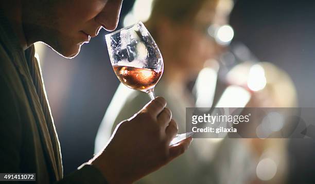 evento di degustazione di vini. - seminterrato foto e immagini stock
