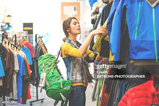 femme shopping dans le magasin de matériel extérieure mega - magasin de sport photos et images de collection