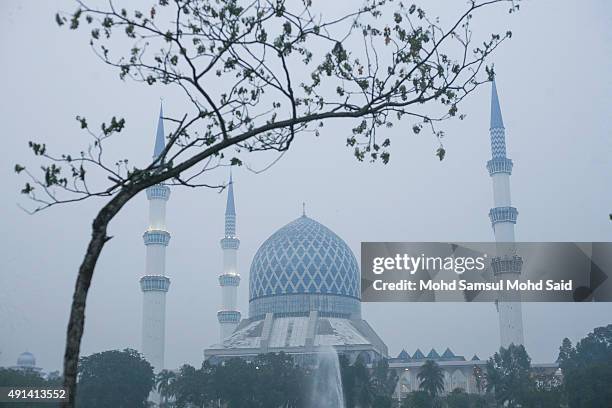 General view of the Sultan Salahuddin Abdul Aziz Shah Mosque is seen shrouded in haze on October 5, 2015 in Shah Alam, Malaysia. The worsening smog...