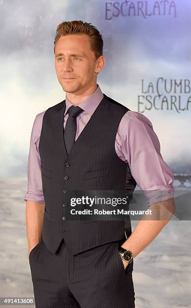 Actor Tom Hiddleston poses during a photocall for his latest film 'La Cumbre Escarlata' on October 5, 2015 in Barcelona, Spain.