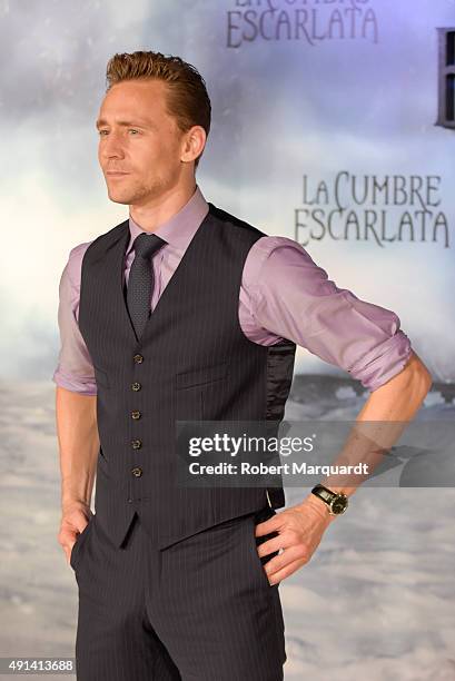 Actor Tom Hiddleston poses during a photocall for his latest film 'La Cumbre Escarlata' on October 5, 2015 in Barcelona, Spain.