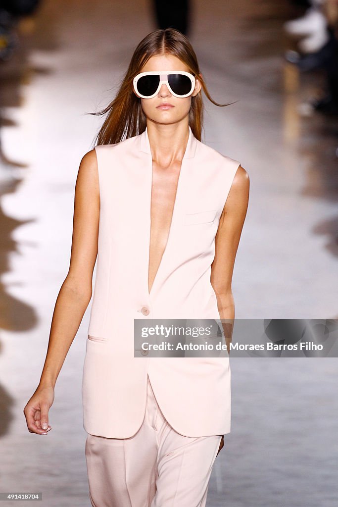 Stella McCartney : Runway - Paris Fashion Week Womenswear Spring/Summer 2016