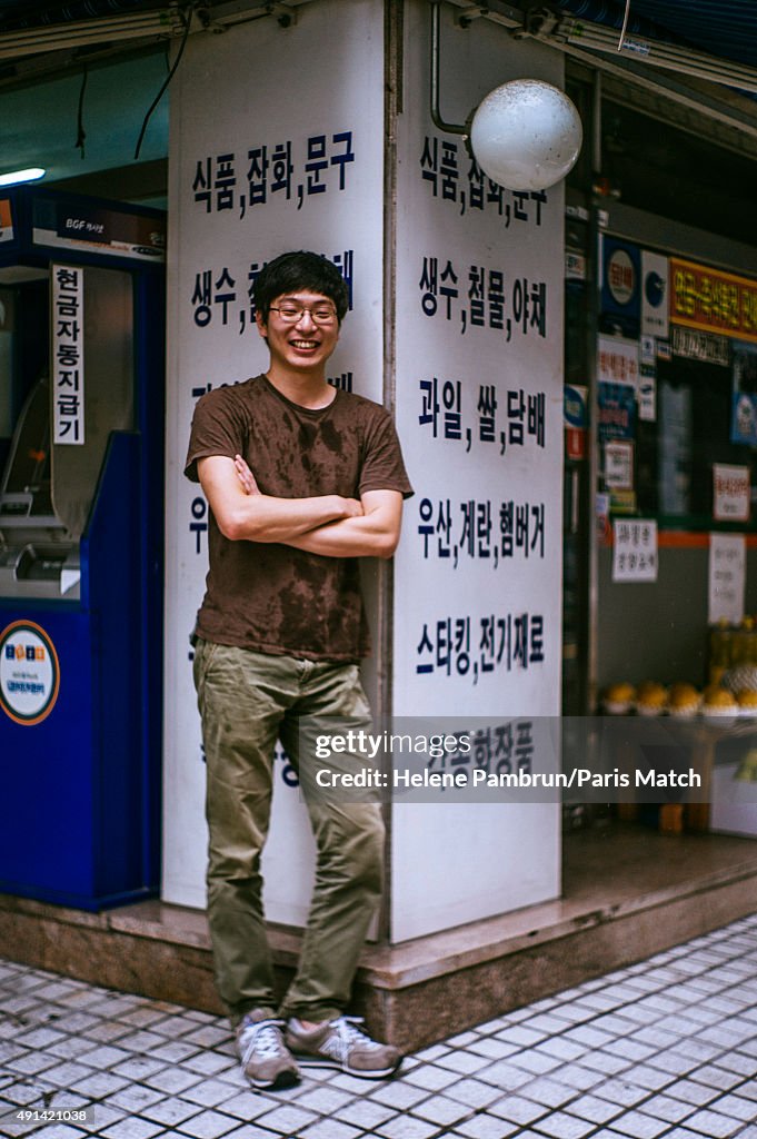 South Korean Artists, Paris Match Issue 3463, October 7, 2015