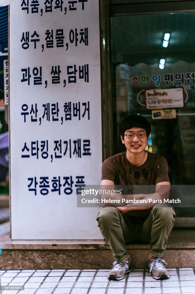 South Korean Artists, Paris Match Issue 3463, October 7, 2015