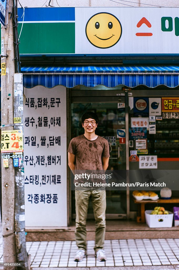South Korean Artists, Paris Match Issue 3463, October 7, 2015