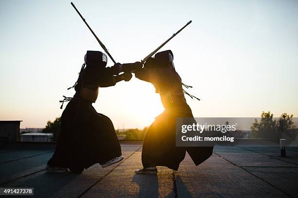 kendo bataille - dojo photos et images de collection