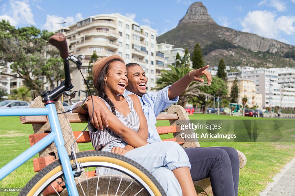 Giovane africano coppia hipster slaughing su una panchina nel parco