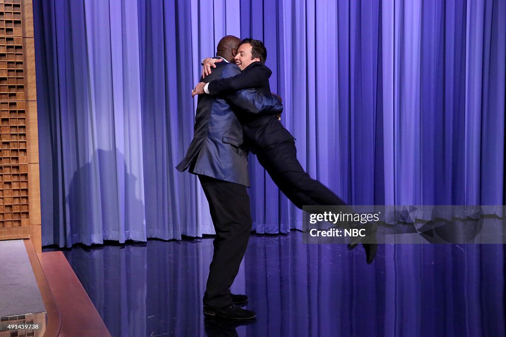 Shaquille O'Neal hugs host Jimmy Fallon on October 5, 2015 -- Photo d