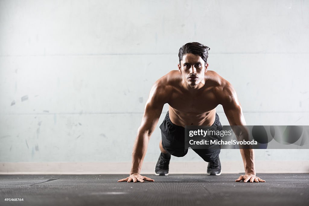 ヒスパニックの男性によるプッシュ Ups