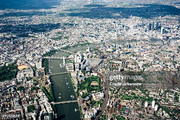 vista aérea de londres y al río támesis, londres hasta westminster bridge - thames embankment fotografías e imágenes de stock