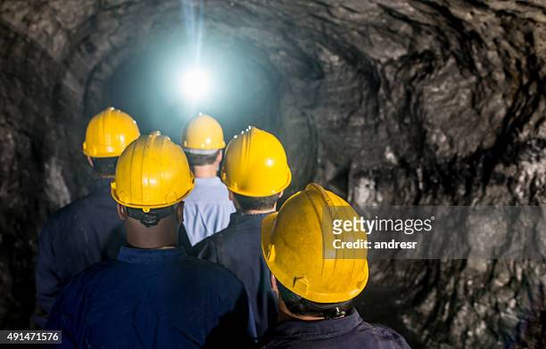 gruppo di uomini che lavorano in una miniera sotterranea - coal miner foto e immagini stock