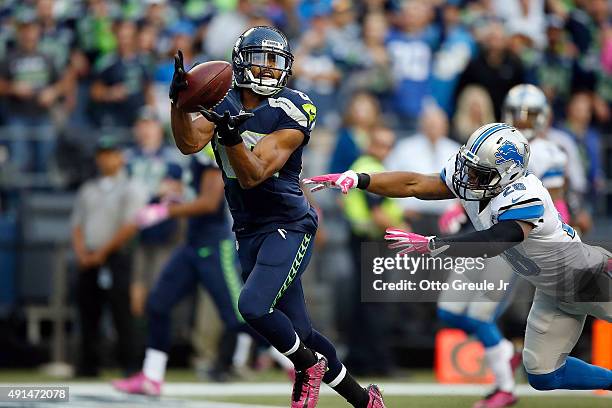 Doug Baldwin of the Seattle Seahawks makes a catch for a touchdown as Quandre Diggs of the Detroit Lions defends during the second quarter at...