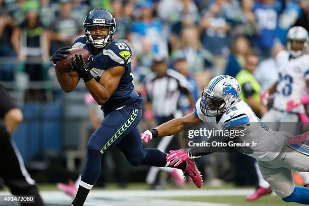 Doug Baldwin of the Seattle Seahawks makes a catch for a touchdown as Quandre Diggs of the Detroit Lions defends during the second quarter at...