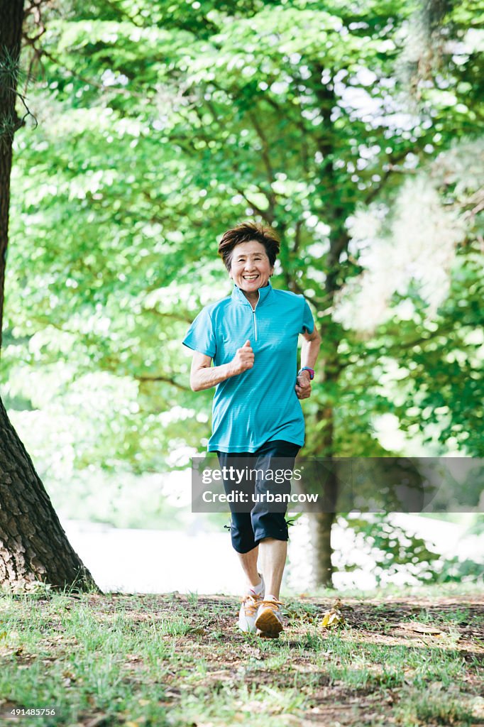 Senior woman パワーウォーキング、代々木公園,東京,日本