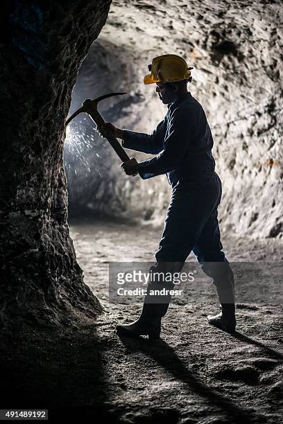 miner working at a mine - mineiro imagens e fotografias de stock