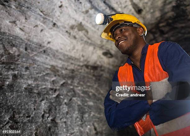 minero afroamericano que trabaja en la mina - mine shaft fotografías e imágenes de stock