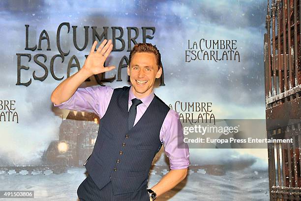 Tom Hiddleston poses during a photocall for her latest film 'La Cumbre Escarlata' on October 5, 2015 in Barcelona, Spain.