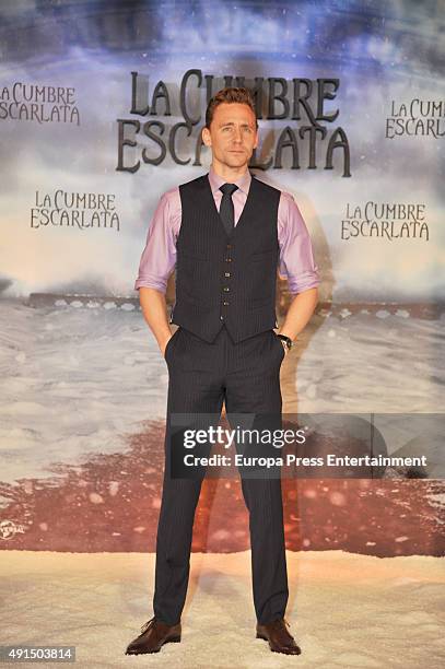 Tom Hiddleston poses during a photocall for her latest film 'La Cumbre Escarlata' on October 5, 2015 in Barcelona, Spain.