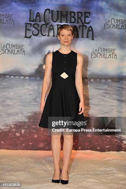 Mia Wasikowska poses during a photocall for her latest film 'La Cumbre Escarlata' on October 5, 2015 in Barcelona, Spain.