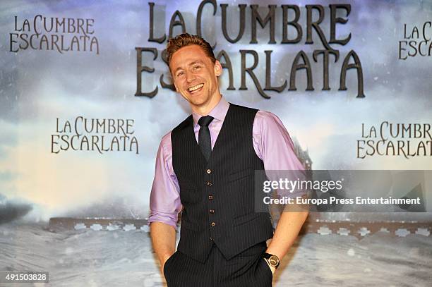 Tom Hiddleston poses during a photocall for her latest film 'La Cumbre Escarlata' on October 5, 2015 in Barcelona, Spain.