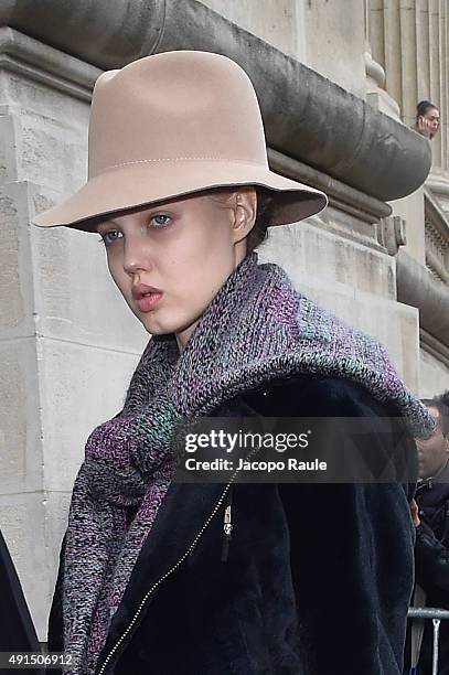 Lindsey Wixson arrives at Chanel Fashion Show during the Paris Fashion Week S/S 2016: Day Eight on October 6, 2015 in Paris, France.