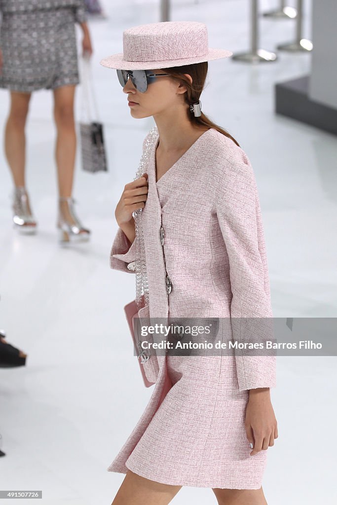 Chanel : Runway - Paris Fashion Week Womenswear Spring/Summer 2016