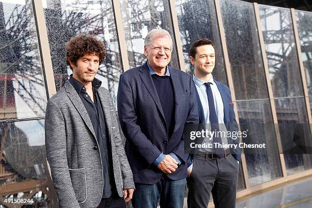 Clement Sibony, Robert Zemeckis and Joseph Gordon Levitt attend the 'The Walk : Rever Plus Haut' photocall at Eiffel Tower on October 6, 2015 in...