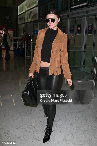 Model Miranda Kerr arrives at Charles-de-Gaulle airport on October 6, 2015 in Paris, France.