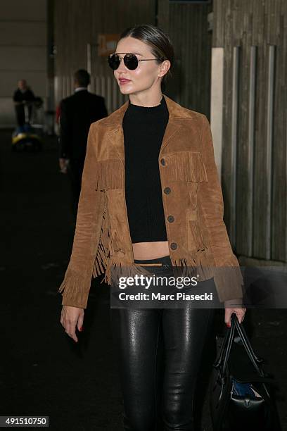Model Miranda Kerr arrives at Charles-de-Gaulle airport on October 6, 2015 in Paris, France.