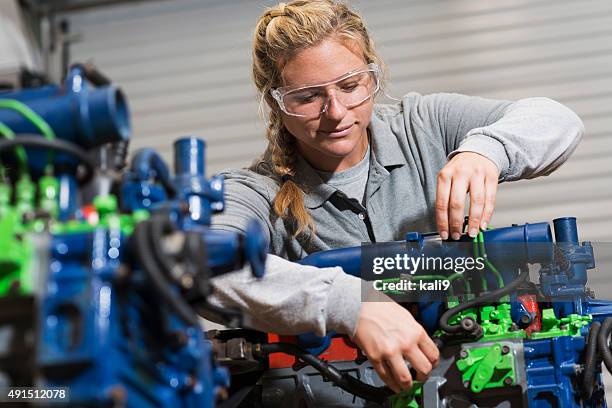 若い女性トレーニングが自動車整備工 - diesel ストックフォトと画像