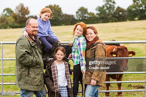 retrato de una familia agrícola al aire libre en el campo - redhead teen fotografías e imágenes de stock