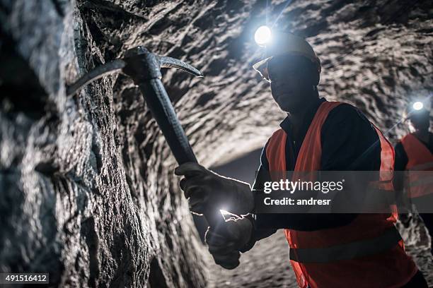 bergmann mit einem pick-tool in der mine - miner stock-fotos und bilder