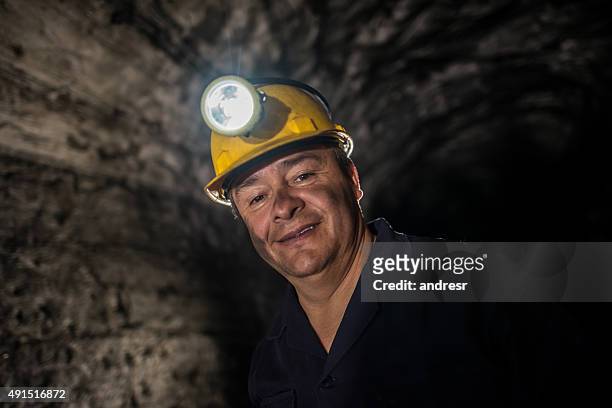 bergmann arbeitet in einer mine - coal miner stock-fotos und bilder