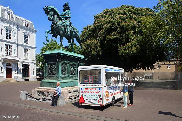 horse statue in front of noordeinde palace - noordeinde palace stock pictures, royalty-free photos & images