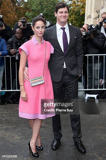 Kaya Scodelario and Benjamin Walker arrive at the Chanel show as part of the Paris Fashion Week Womenswear Spring/Summer 2016 on October 6, 2015 in...