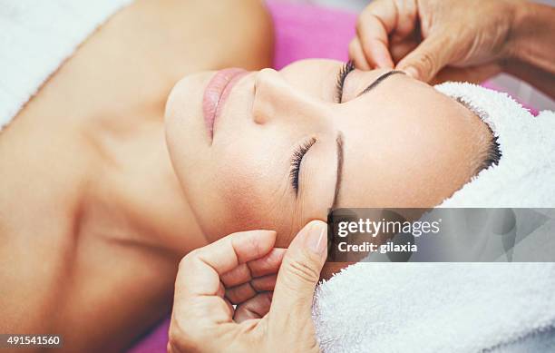 facial treatment at beauty salon. - schoonheidsspecialist stockfoto's en -beelden