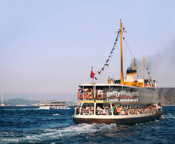crowded ferry, istanbul,turkey - istanboel europese deel stockfoto's en -beelden